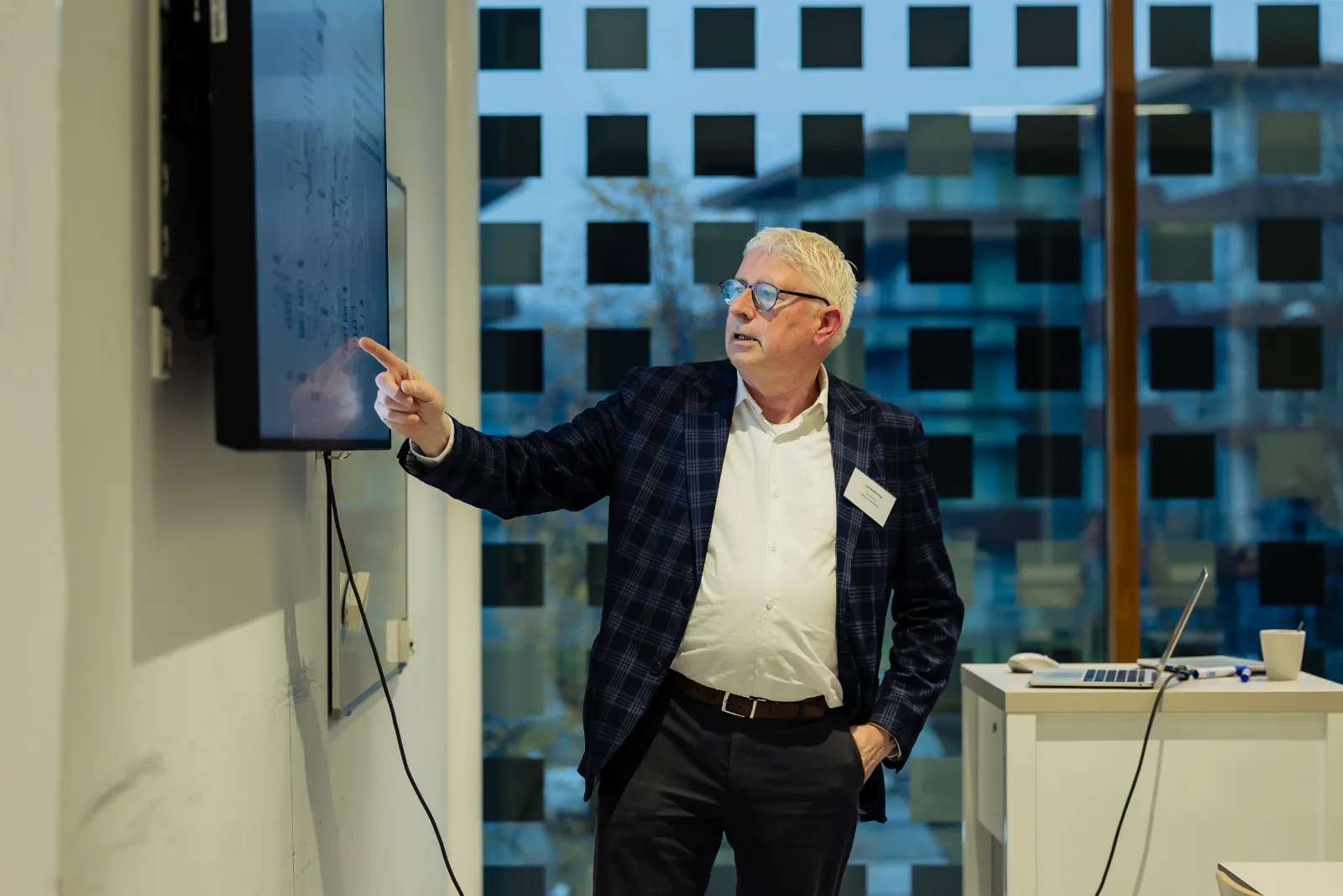 Erik Bekkering licht een implementatie toe aan de deelnemers