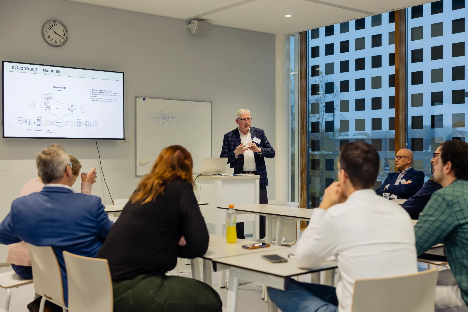 Erik Bekkering, associate bij Pleysier Advies, licht een implementatiestap toe