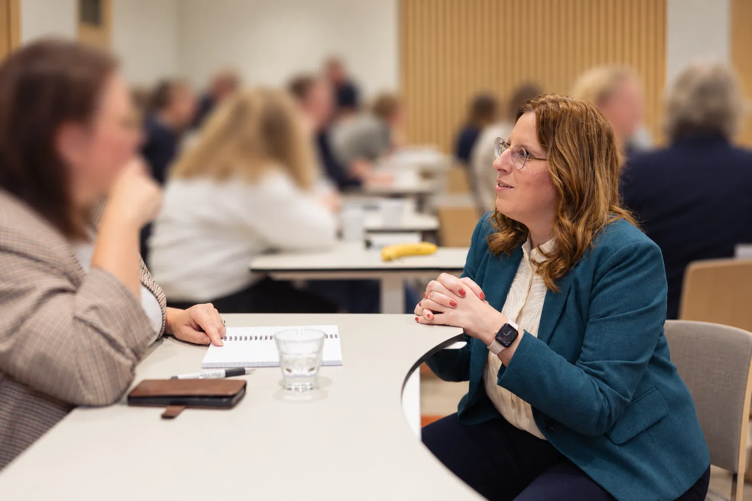 Judith Pleysier in gesprek met een deelnemer