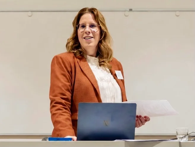 Judith Pleysier, projectmanagement expert, aan het woord tijdens een bijeenkomst