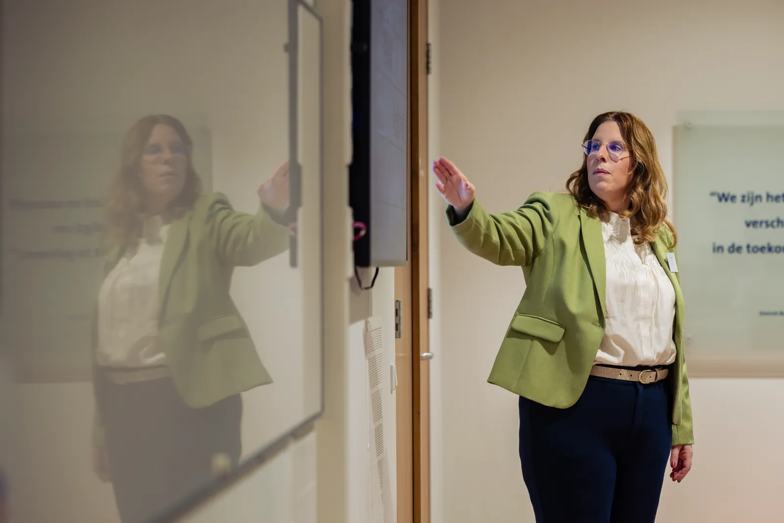 Judith Pleysier, spreker over projectorganisatie, licht een punt toe tijdens een presentatie