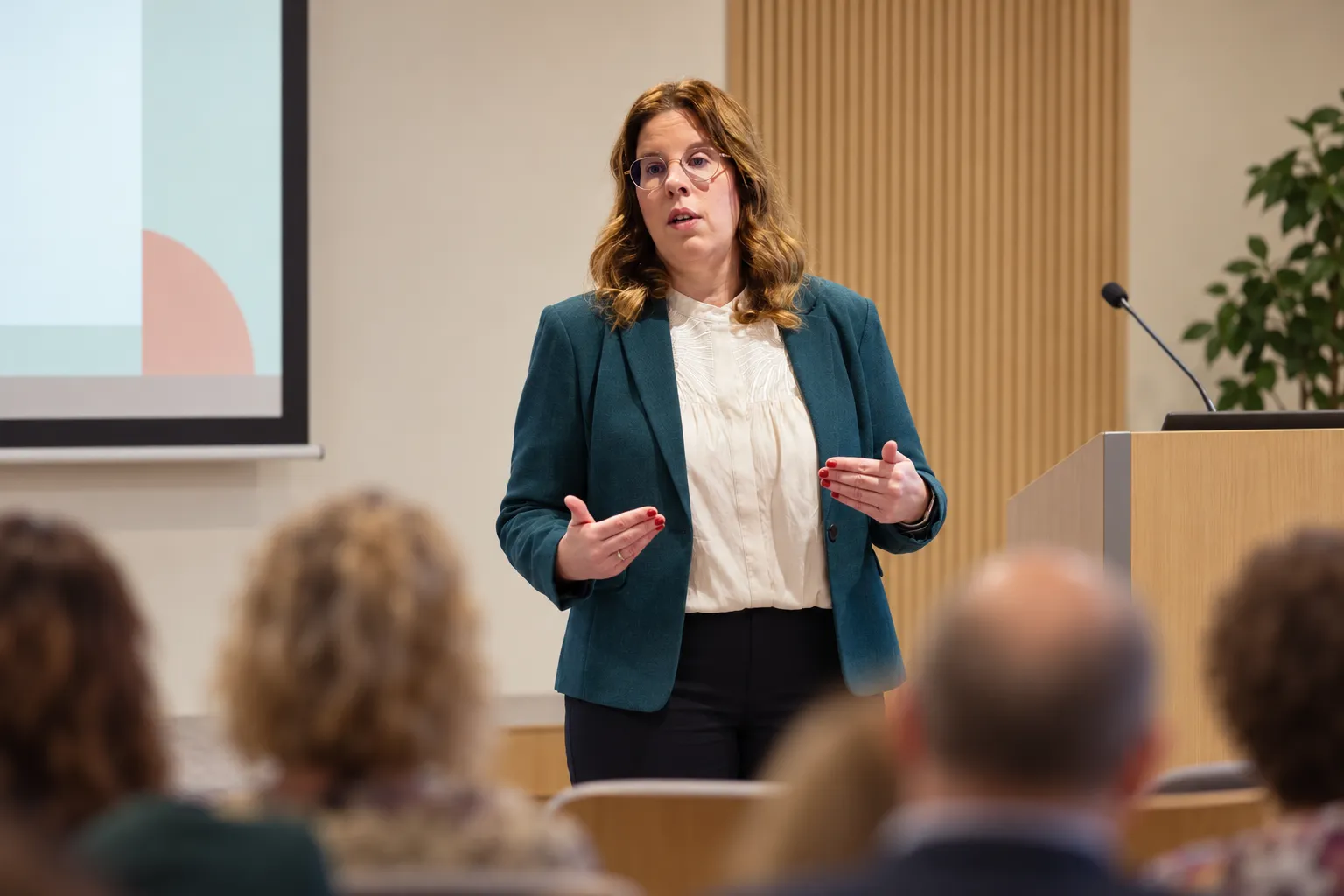 Judith Pleysier, spreker over projectmanagement en projectorganisatie, spreekt een zaal toe